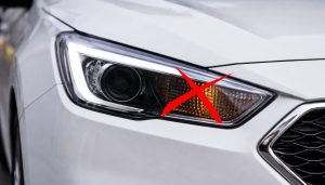 clignotant de voiture avec une croix rouge