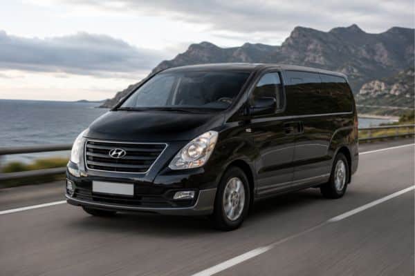 hyundai h1 sur une route au bord de la mer