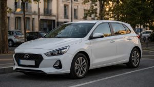 hyundai i 20 garée en ville