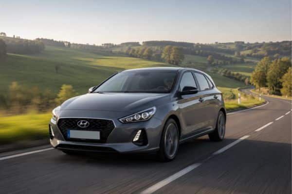 hyundai i30 qui roule sur une route de campagne