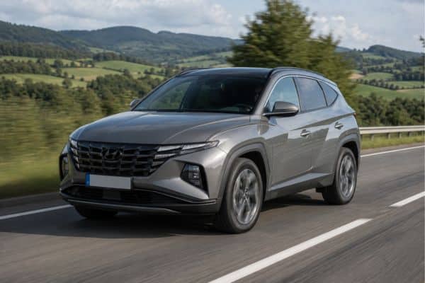 hyundai tucson sur une  route de campagne