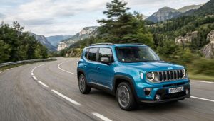 Jeep Renegade 1.0 GSE T3 120 ch qui roule sur une route de montagne