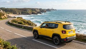 jeep renegade 4x4 qui roule en bord de mer