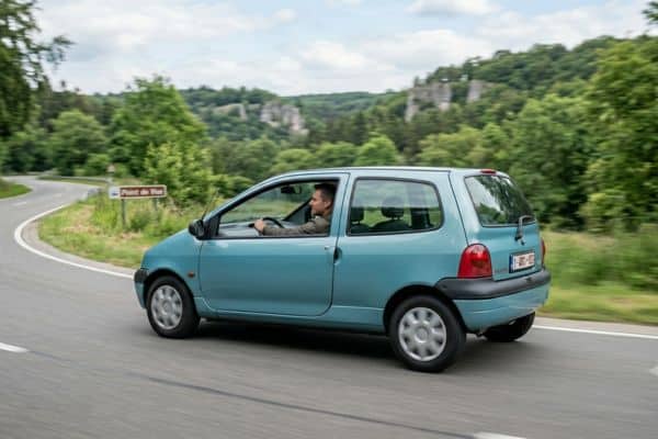 twingo 1 qui roule sur une route de campagne