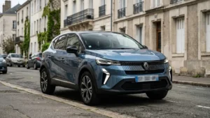 Renault Captur Techno E-Tech Full Hybrid 145 stationné dans une rue française